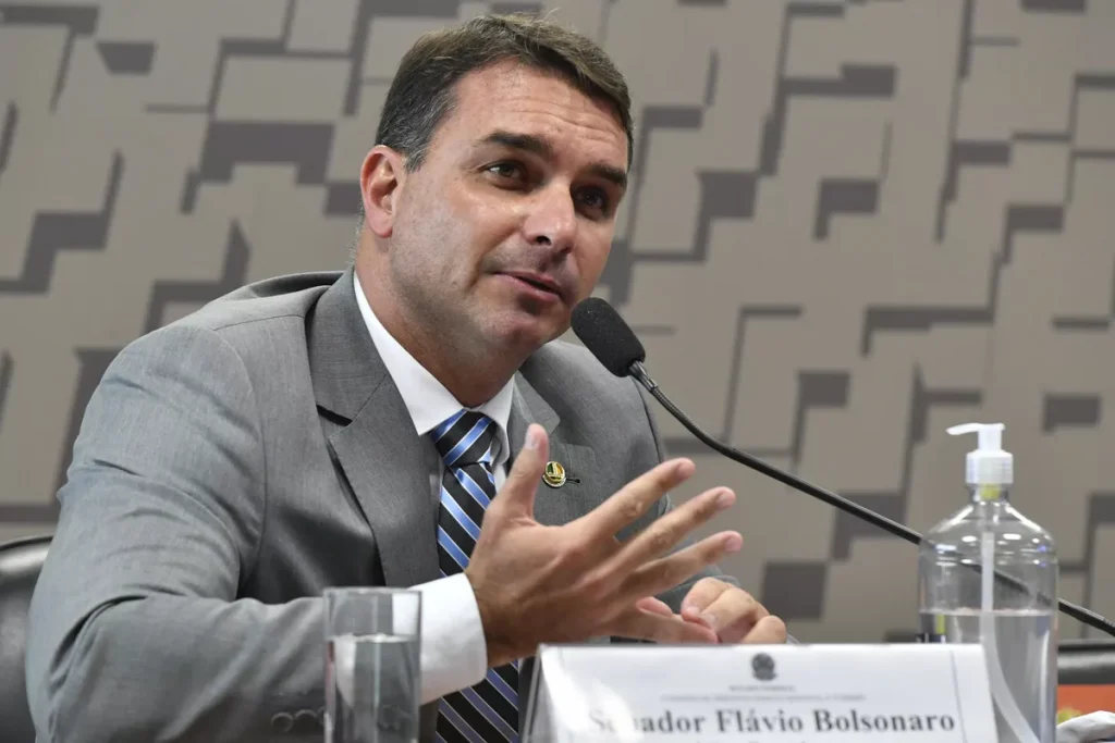 "Bolsonaro sempre agiu e agirá dentro da Constituição Federal”, diz Flávio