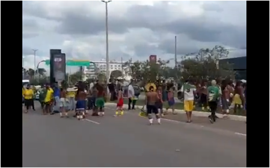 AGORA: indígenas e manifestantes bloqueiam via de acesso ao aeroporto de Brasília