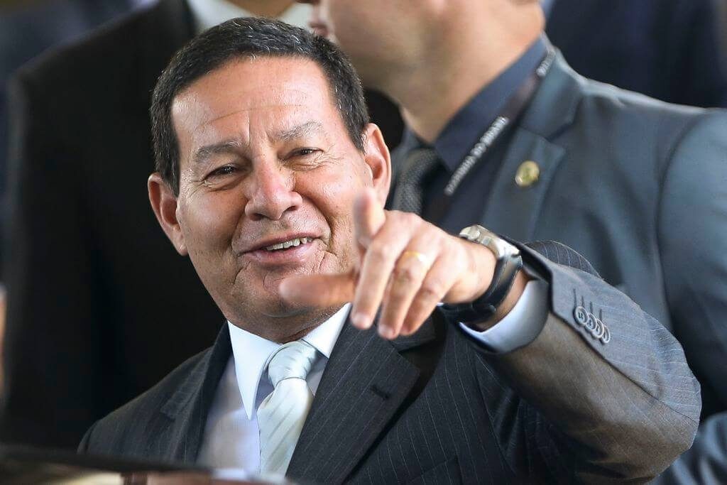 Após criticar demissão, Mourão elogia novo comandante do Exército: “Excelente”