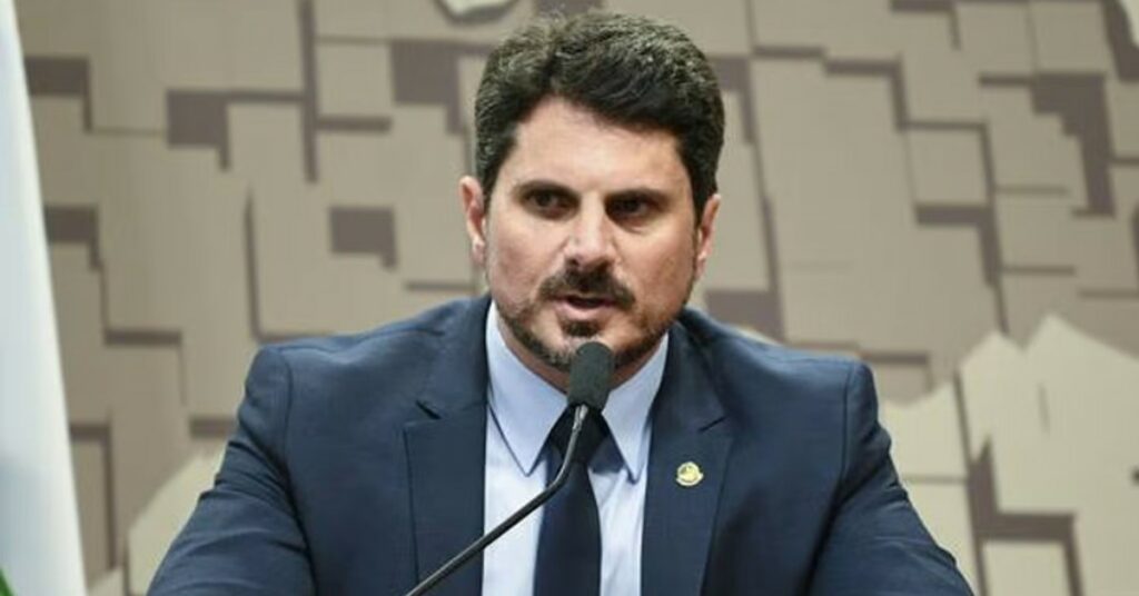 Senador do Val renuncia mandato para voltar aos EUA e é criticado: "Traiu seu povo"