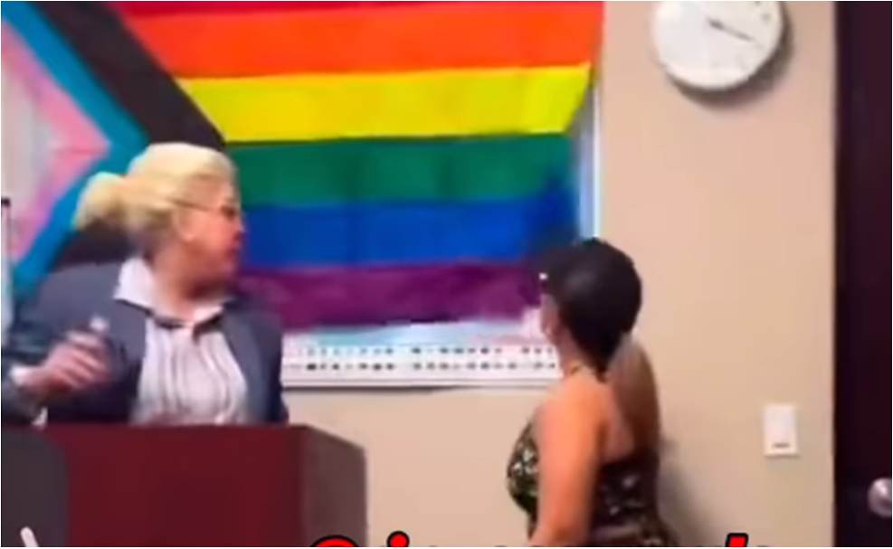 Mãe invade sala de aula e arranca bandeira LGBT: 'Ensino meu filho para ser homem'