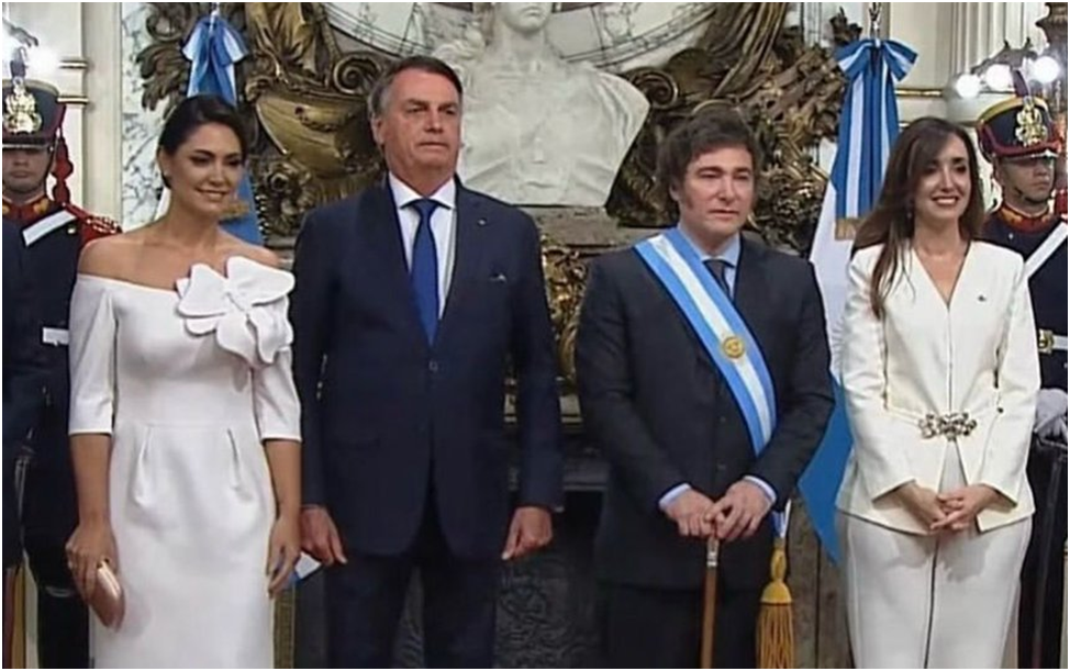 Bolsonaro recebe tratamento de chefe de Estado em posse presidencial na Argentina