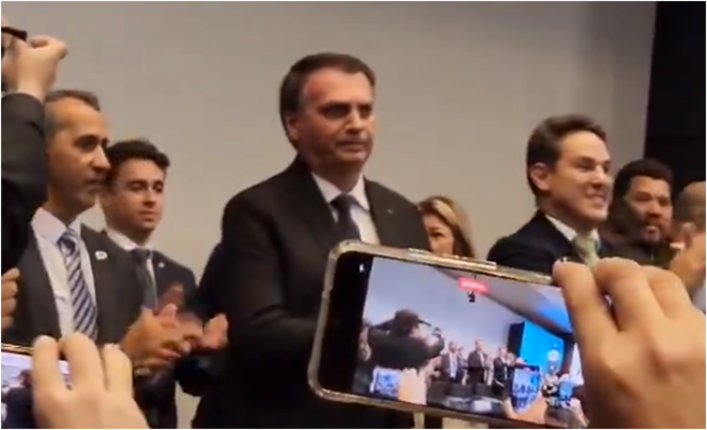 Bolsonaro é ovacionado em evento a favor das escolas cívico-militares na Câmara