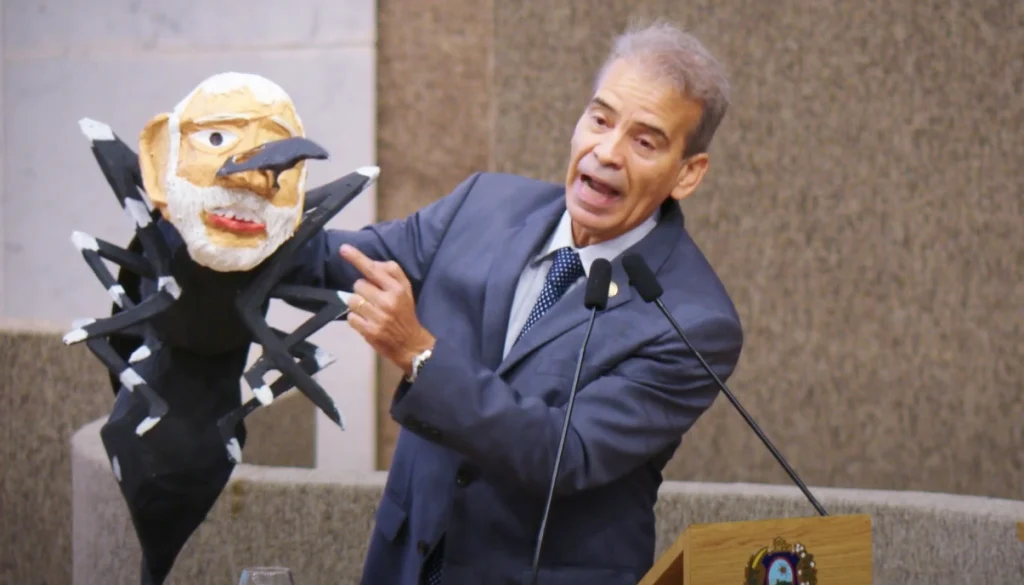 Deputado Coronel Feitosa viraliza ao exibir novo boneco de Lula: “Presidengue”