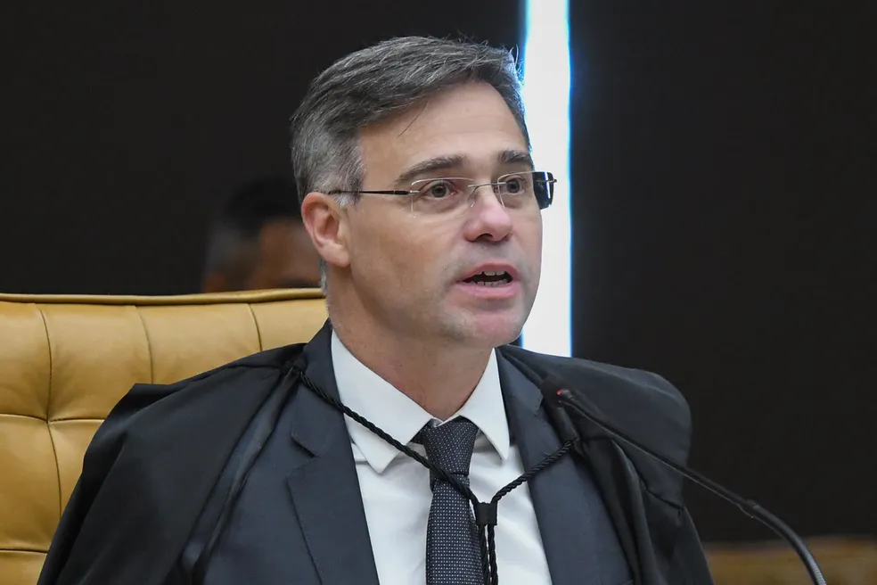 Mendonça contraria ministros do STF e suspende julgamento sobre regulação das redes