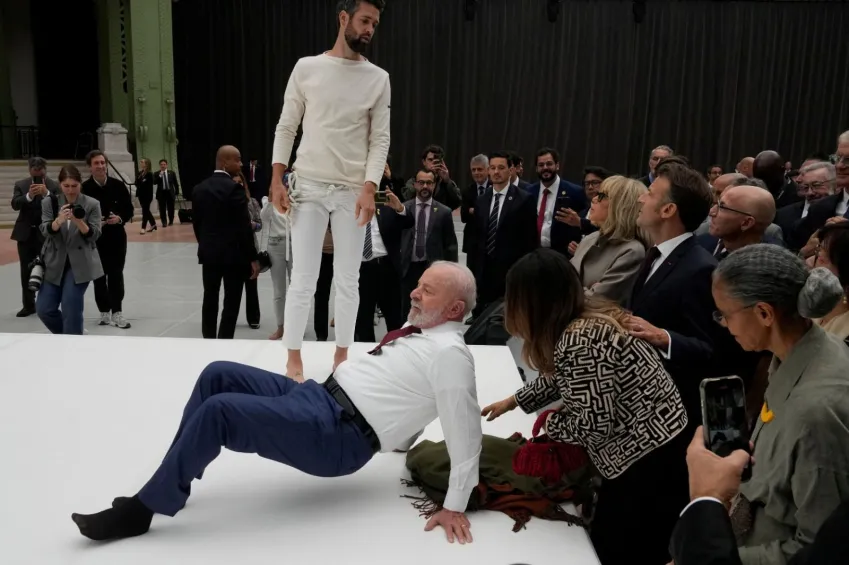 Vexame? Na França, Lula protagoniza cena criticada por opositores em "performance'