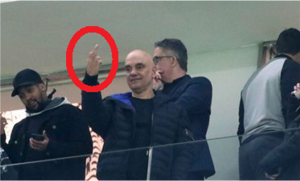 Alexandre de Moraes faz gesto obsceno. Foto/reprodução do Estadão