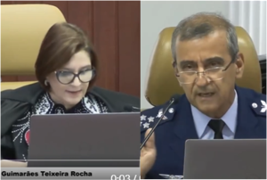 Faça um novo texto inspirado no original a seguir, mantendo-se fiel às informações do original, mas reescrevendo-o para diferenciá-lo: A sessão desta terça-feira (4) do Superior Tribunal Militar (STM) começou com um confronto direto entre a presidente da Corte, ministra Maria Elizabeth Rocha, e o ministro Carlos Augusto Amaral Oliveira. Logo na abertura dos trabalhos, a ministra reagiu às críticas feitas ao seu pedido de perdão às vítimas da ditadura e à família de Vladimir Herzog — gesto que marcou uma das raras manifestações públicas da Justiça Militar reconhecendo erros cometidos durante o regime. No início da sessão, Maria Elizabeth classificou como misóginas as declarações de Amaral, que na semana anterior havia dito que ela deveria “estudar mais a história do Tribunal” e que seu discurso teve “abordagem política”. Em tom firme, a ministra respondeu: “O tom misógino, travestido de conselho paternalista, não me intimida. Estou nesta Corte há quase duas décadas e conheço bem a instituição.” A troca de palavras cresceu quando Amaral afirmou que não deu “delegação” para que ela falasse em nome dele, ouvindo de volta: “Nem eu quero”. O diálogo foi seguido de tensão entre os ministros e de um silêncio constrangido no plenário. Maria Elizabeth aproveitou o momento para defender o significado simbólico do pedido de perdão feito no ato pelos 50 anos do assassinato de Vladimir Herzog, realizado na Catedral da Sé, em São Paulo. Segundo a presidente do STM, o gesto foi “eticamente republicano” e “sem cunho partidário”, com o objetivo de reconhecer a responsabilidade institucional da Justiça Militar por “erros e omissões” cometidos durante o regime militar. “Foi um ato de responsabilidade pública, não de humilhação”, disse. Ela destacou ainda que a fala teve caráter pessoal, embora estivesse no exercício da presidência da Corte, e não foi submetida ao colegiado. Amaral, tenente-brigadeiro do ar e indicado ao STM por Jair Bolsonaro em 2020, reagiu logo após a fala da presidente. Negou que suas críticas tenham sido misóginas e afirmou que a exposição pública das divergências “projeta o tribunal de maneira negativa”. Em tentativa de conter a repercussão, sugeriu que os ministros realizem uma reunião reservada para discutir o episódio e evitar que novas divergências internas sejam tratadas em plenário. A tensão entre os dois ministros tem origem nas diferentes visões sobre o papel da Justiça Militar diante do legado da ditadura. Enquanto Maria Elizabeth defende que o tribunal deve reconhecer e refletir sobre suas omissões no período, Amaral representa a ala mais conservadora da Corte, contrária à ideia de revisitar o passado. O episódio se tornou um marco por trazer a disputa ideológica para dentro do plenário, algo raro na tradição do STM, conhecido pelo tom corporativista em suas sessões. Primeira mulher a presidir o STM em mais de dois séculos de existência, Maria Elizabeth tem defendido uma postura institucional voltada à transparência e à autocrítica. Ela é ministra desde 2007 e, durante sua carreira, tem sido uma das vozes mais ativas no diálogo entre o tribunal e entidades civis. Seu pedido de perdão foi saudado por organizações de direitos humanos e familiares de mortos e desaparecidos políticos, que viram no gesto um avanço simbólico no reconhecimento de responsabilidades históricas. Em setores militares, contudo, o discurso causou desconforto. Oficiais da reserva e grupos ligados a ex-integrantes do regime interpretaram a manifestação como um “ato político” e criticaram o fato de a fala ter ocorrido sem consulta prévia ao colegiado. Nos bastidores, ministros relataram que o clima interno ficou tenso após as declarações de Amaral e a reação de Maria Elizabeth. Apesar da tentativa de minimizar o conflito, o episódio ampliou a percepção de que o STM vive um raro momento de exposição pública de suas divisões internas. O pedido de perdão, feito em 25 de outubro, marcou os 50 anos do assassinato de Vladimir Herzog, jornalista torturado e morto nas dependências do DOI-Codi em 1975. Durante o ato, Maria Elizabeth afirmou que “a Justiça Militar reconhece os erros e omissões judiciais cometidos durante o regime” e pediu desculpas “em nome da Justiça Militar da União”. O gesto foi considerado histórico por simbolizar uma ruptura com décadas de silêncio institucional. O embate entre a presidente e o ministro Amaral reforça que o processo de revisão histórica dentro da Justiça Militar ainda enfrenta resistências. Enquanto parte dos ministros vê no gesto de Maria Elizabeth um passo em direção à reconciliação, outra parcela entende que a presidente extrapolou suas atribuições e politizou a Corte. O episódio desta terça-feira escancara essa divisão e mostra o quanto o passado ainda pesa sobre as instituições que participaram, direta ou indiretamente, das violações cometidas durante a ditadura militar.