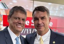 Tarcísio põe fim a dúvidas sobre disputa presidencial: “Meu candidato é o Flávio” Tarcísio põe fim a dúvidas sobre disputa presidencial: "Meu candidato é o Flávio"