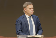 Clima de tensão: Mendonça usa colete à prova de balas durante pregação em igreja Clima de tensão: Mendonça usa colete à prova de balas durante pregação em igreja