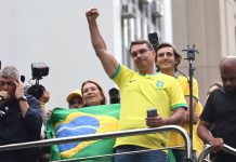 Analista: movimentações de Trump favorecem Flávio Bolsonaro, candidato “único” da direita Analista: movimentações de Trump favorecem Flávio Bolsonaro, candidato "único" da direita