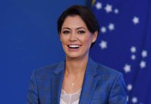 Michelle Bolsonaro ‘dispara’ e lidera disputa pelo Senado no DF Levantamento da Real Time Big Data divulgado nesta quarta-feira (19.ago.2026) indica que a ex-primeira-dama Michelle Bolsonaro (PL) está à frente da disputa por uma das vagas ao Senado pelo Distrito Federal. Ela foi mencionada por 25% dos entrevistados do estado como opção para a Câmara Alta. Neste ano, cada estado e o Distrito Federal elegerão dois senadores. A Real Time Big Data perguntou aos entrevistados sobre suas escolhas para o primeiro e o segundo votos. Os percentuais correspondem aos votos consolidados de cada opção dos eleitores. Em segundo lugar aparece a senadora Leila do Vôlei (PDT), com 17%, empatada dentro da margem de erro com as deputadas federais Bia Kicis (PL) e Erika Kokay (PT), que registraram 15% cada.