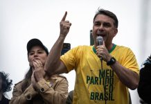 Segurando facão, Flávio defende a castração de estupradores e “guerra” ao PCC Segurando facão, Flávio defende a castração de estupradores e "guerra" ao PCC